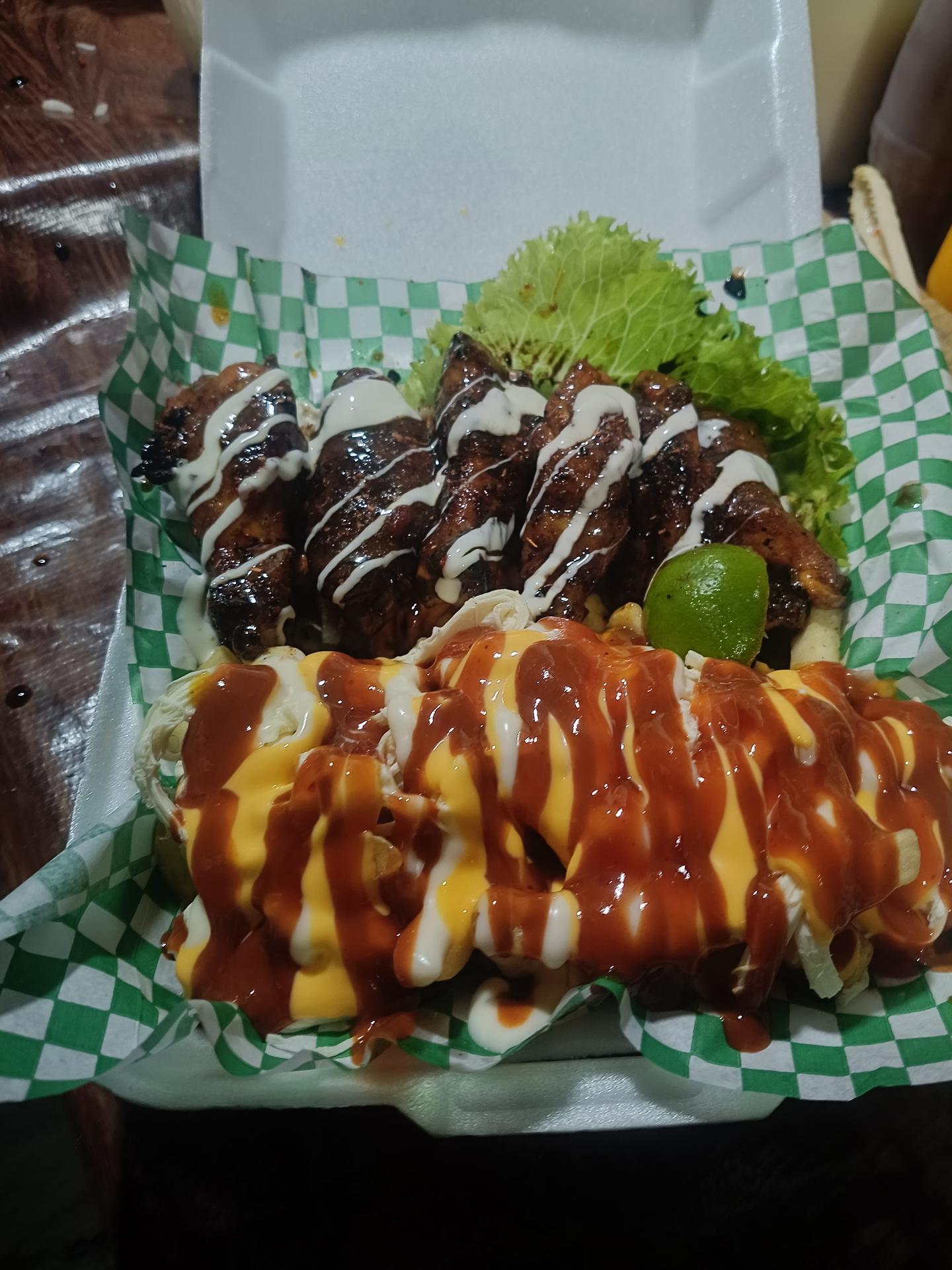Alitas mas papas 