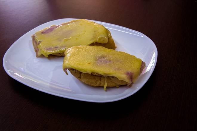 Molletes con Jamón