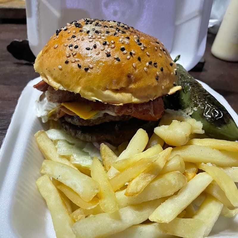 Hamburguesa ranchera con papas 