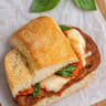 Sandwich de pollo parmesano
